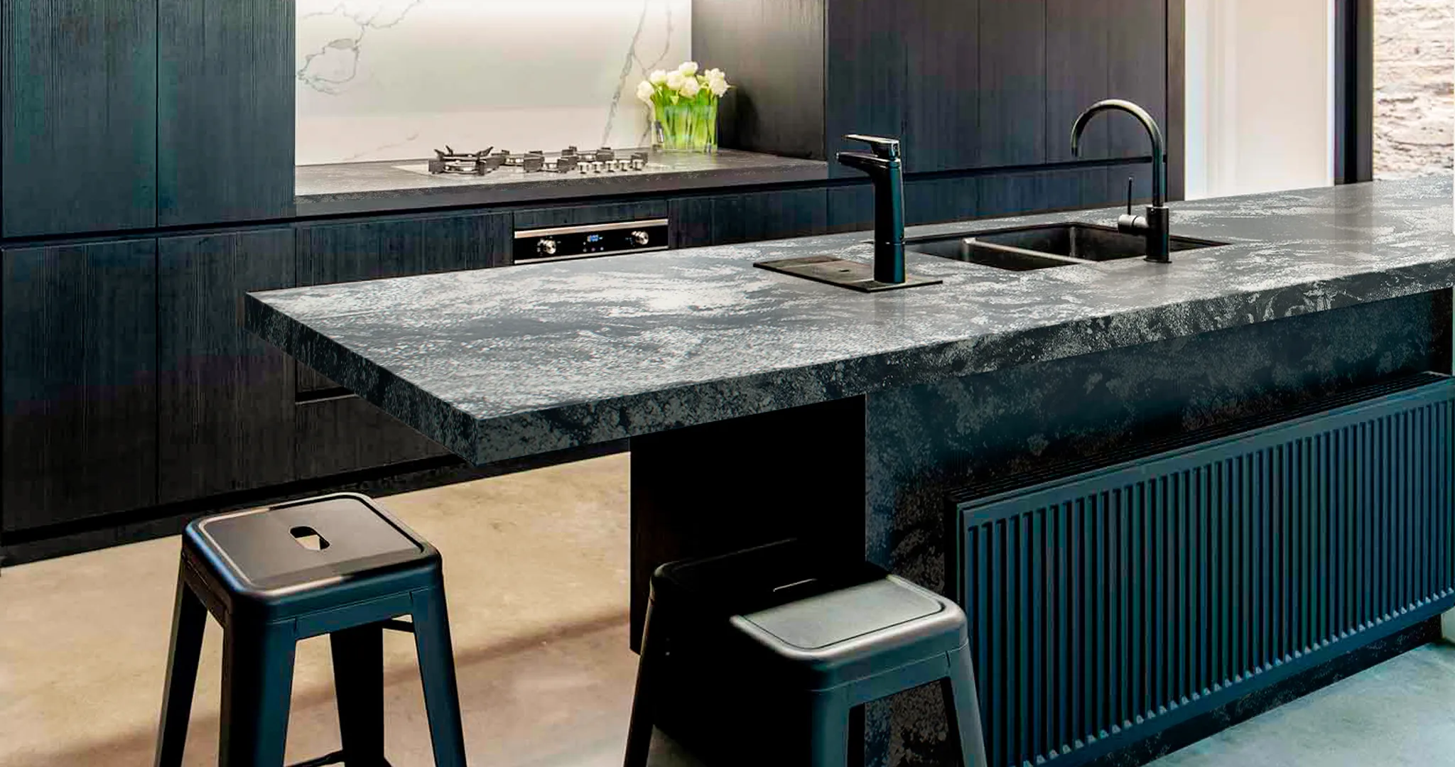 Гранит Black Fantasy в интерьере (столешница и остров)